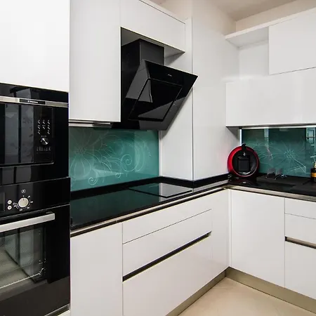 Sky 2 Bedroom With Parking And Netflix